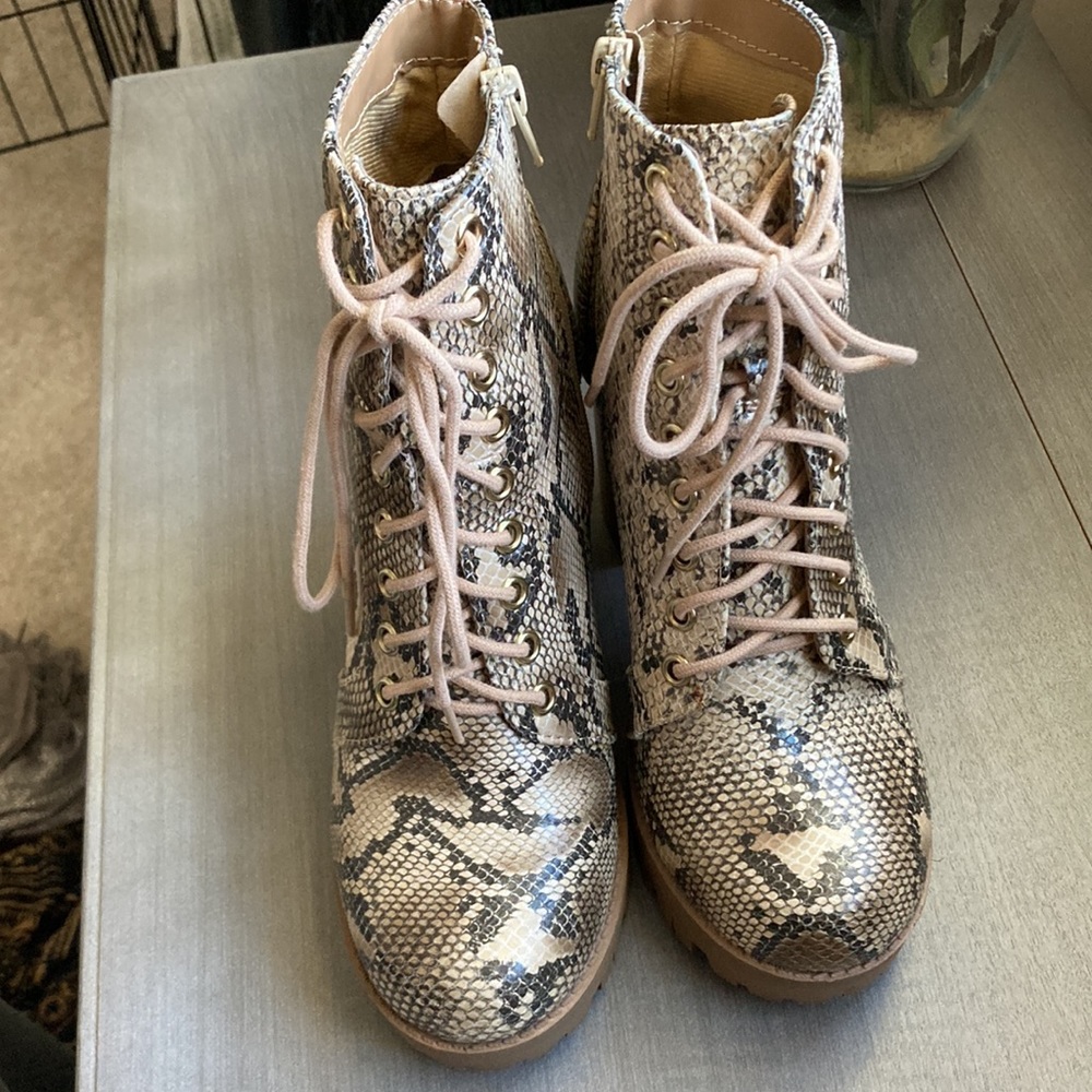 Snakeskin heeled booties - Picture 4 of 6